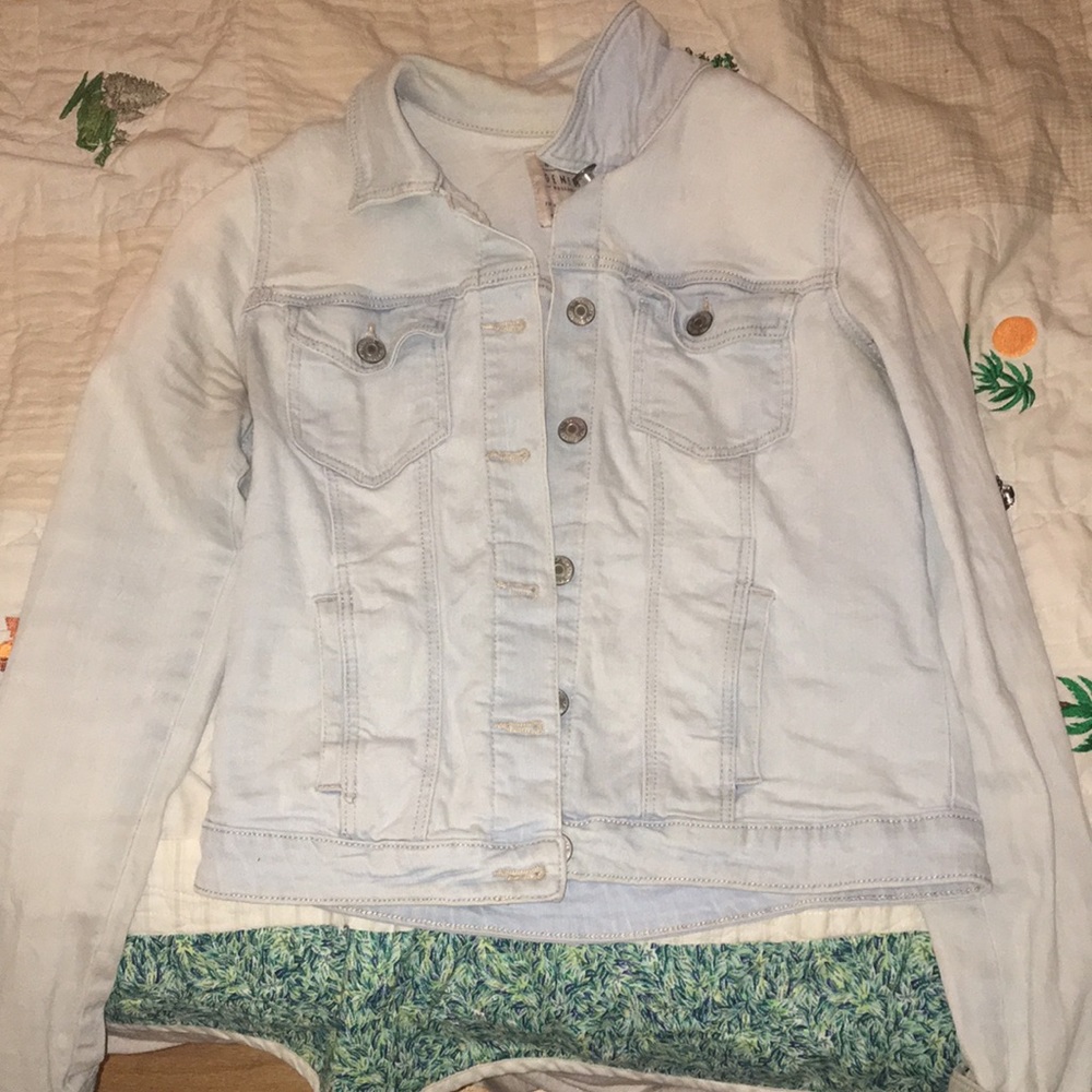 Women’s Small Light wash Jean Jacket